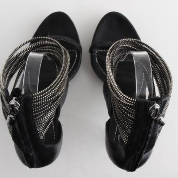 report signature heels